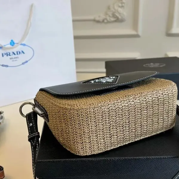 【PRADA  公式 旗艦店】プラダ  斜めがけバッグ 当日出荷 好評に付き再入荷！26*16CM 240719