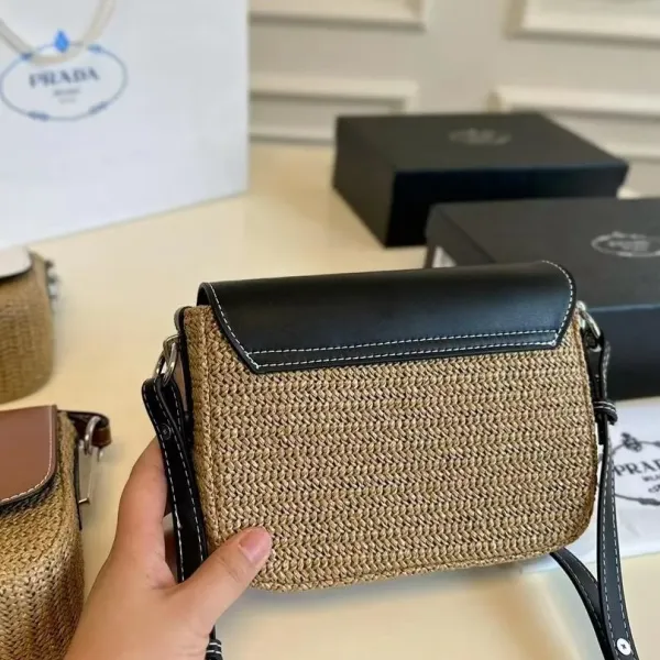【PRADA  公式 旗艦店】プラダ  斜めがけバッグ 当日出荷 好評に付き再入荷！26*16CM 240719