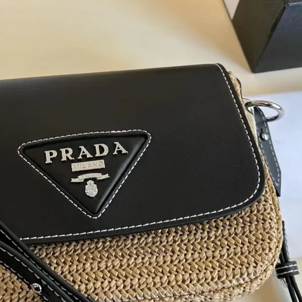 【PRADA  公式 旗艦店】プラダ  斜めがけバッグ 当日出荷 好評に付き再入荷！26*16CM 240719
