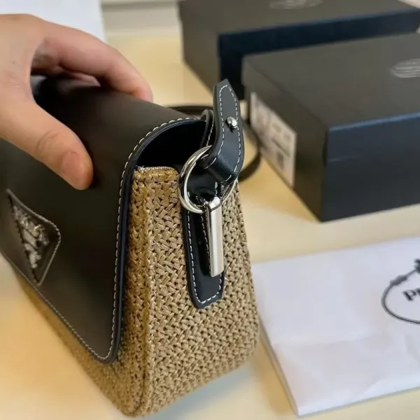 【PRADA  公式 旗艦店】プラダ  斜めがけバッグ 当日出荷 好評に付き再入荷！26*16CM 240719