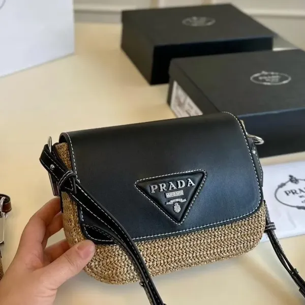 【PRADA  公式 旗艦店】プラダ  斜めがけバッグ 当日出荷 好評に付き再入荷！26*16CM 240719