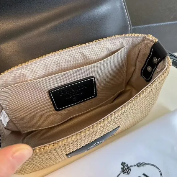 【PRADA  公式 旗艦店】プラダ  斜めがけバッグ 当日出荷 好評に付き再入荷！26*16CM 240719