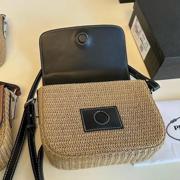 【PRADA  公式 旗艦店】プラダ  斜めがけバッグ 当日出荷 好評に付き再入荷！26*16CM 240719