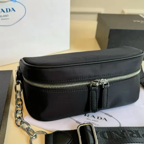 【PRADA  公式 旗艦店】プラダ  斜めがけバッグ 当日出荷 好評に付き再入荷！24*15CM  240719