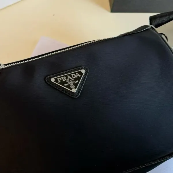 【PRADA  公式 旗艦店】プラダ  斜めがけバッグ 当日出荷 好評に付き再入荷！24*15CM  240719