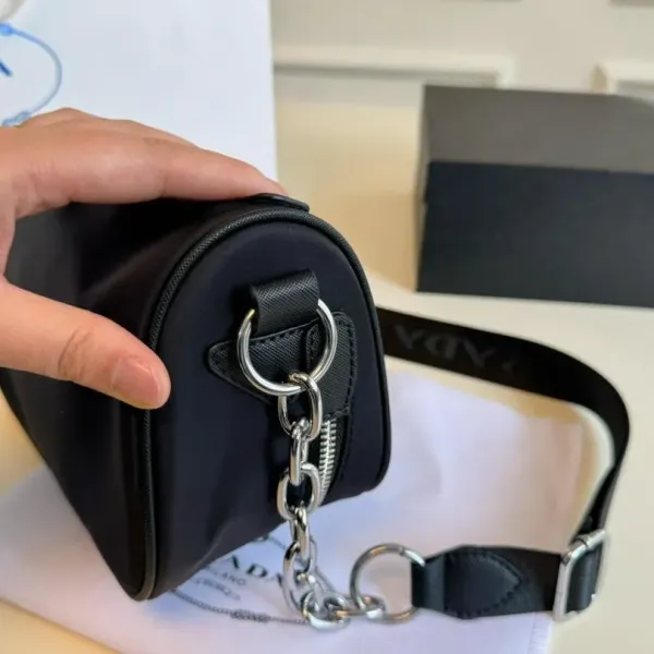 【PRADA  公式 旗艦店】プラダ  斜めがけバッグ 当日出荷 好評に付き再入荷！24*15CM  240719