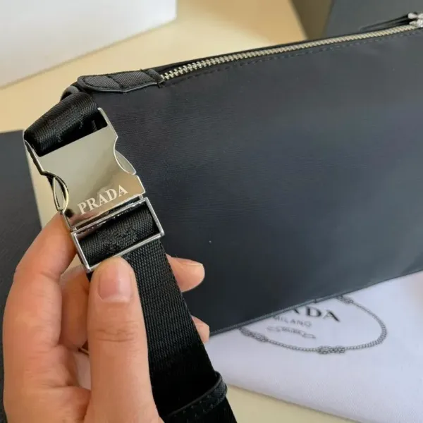 【PRADA  公式 旗艦店】プラダ  斜めがけバッグ 当日出荷 好評に付き再入荷！24*15CM  240719