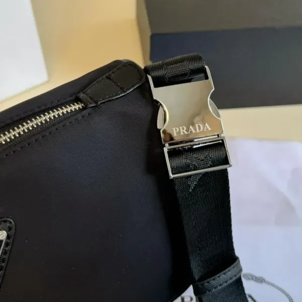 【PRADA  公式 旗艦店】プラダ  斜めがけバッグ 当日出荷 好評に付き再入荷！24*15CM  240719