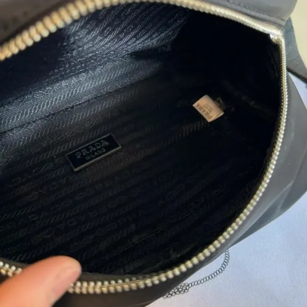 【PRADA  公式 旗艦店】プラダ  斜めがけバッグ 当日出荷 好評に付き再入荷！24*15CM  240719