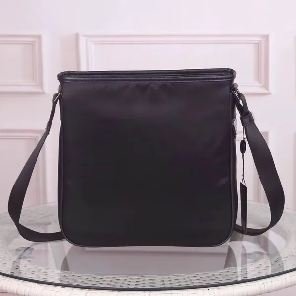 【PRADA 公式旗艦店】プラダ  斜めがけバッグ 当日出荷 好評に付き再入荷！26*26*7CM