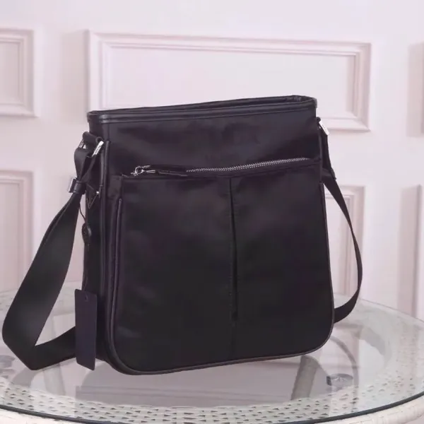 【PRADA 公式旗艦店】プラダ  斜めがけバッグ 当日出荷 好評に付き再入荷！26*26*7CM