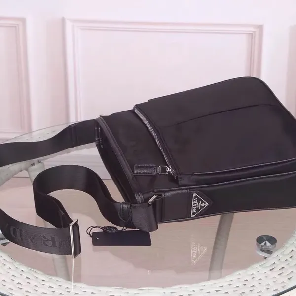 【PRADA 公式旗艦店】プラダ  斜めがけバッグ 当日出荷 好評に付き再入荷！26*26*7CM