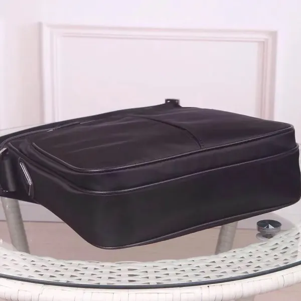 【PRADA 公式旗艦店】プラダ  斜めがけバッグ 当日出荷 好評に付き再入荷！26*26*7CM