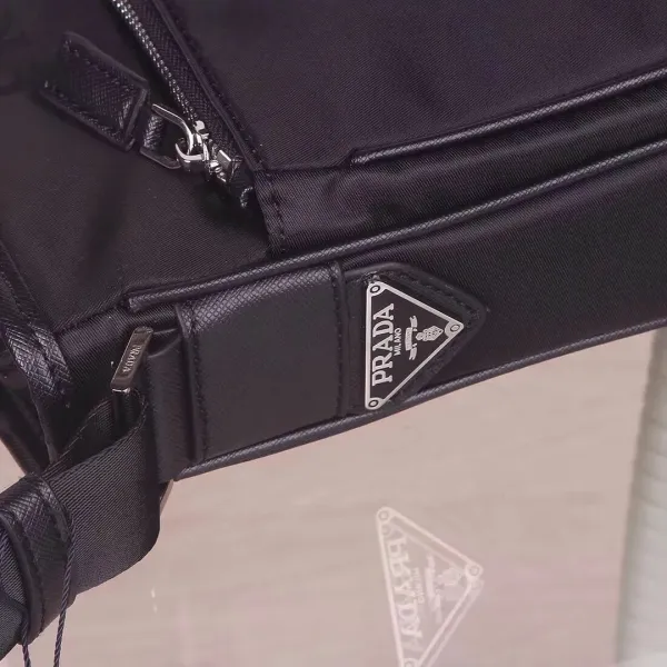 【PRADA 公式旗艦店】プラダ  斜めがけバッグ 当日出荷 好評に付き再入荷！26*26*7CM