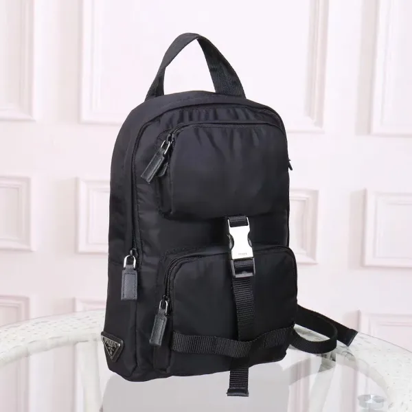 【PRADA 公式旗艦店】プラダ  胸ポケット 当日出荷 好評に付き再入荷！30*20*7CM