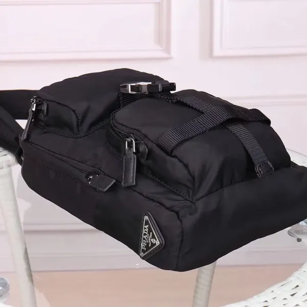 【PRADA 公式旗艦店】プラダ  胸ポケット 当日出荷 好評に付き再入荷！30*20*7CM