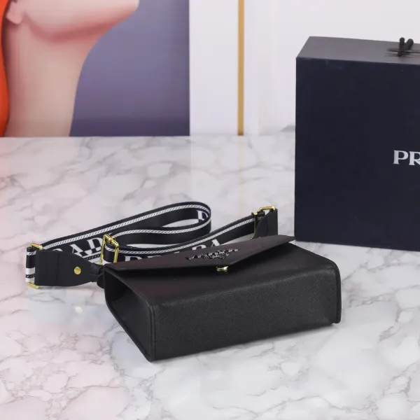 【PRADA  公式旗艦店】プラダ   斜めがけバッグ  当日出荷 好評に付き再入荷！21*14*6.5CM