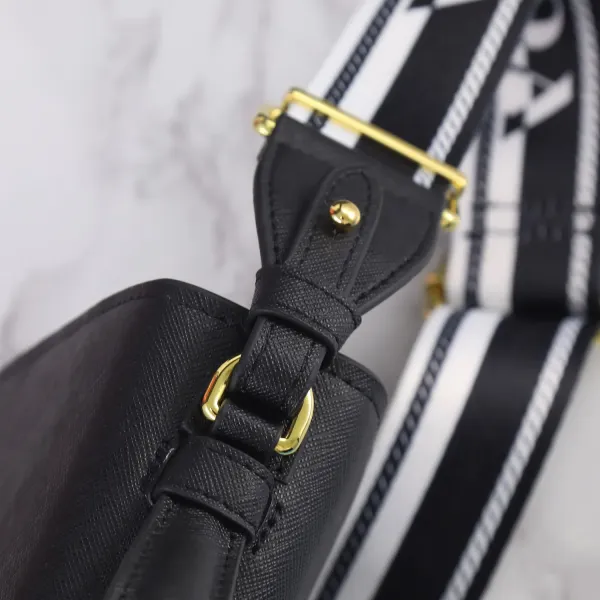 【PRADA  公式旗艦店】プラダ   斜めがけバッグ  当日出荷 好評に付き再入荷！21*14*6.5CM