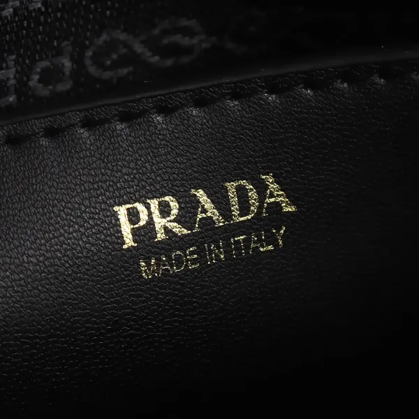 【PRADA  公式旗艦店】プラダ   斜めがけバッグ  当日出荷 好評に付き再入荷！21*14*6.5CM