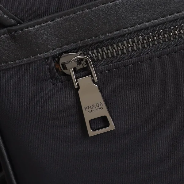 【PRADA  公式 旗艦店】プラダ  斜めがけバッグ 当日出荷 好評に付き再入荷！31*21*6CM