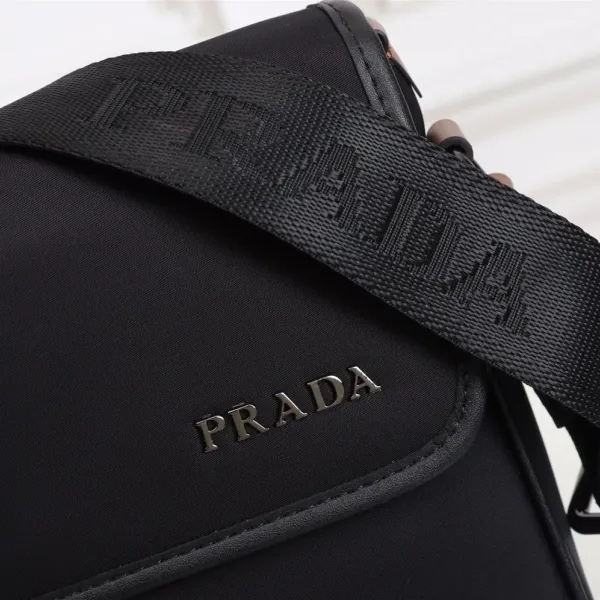 【PRADA  公式 旗艦店】プラダ  斜めがけバッグ 当日出荷 好評に付き再入荷！31*21*6CM