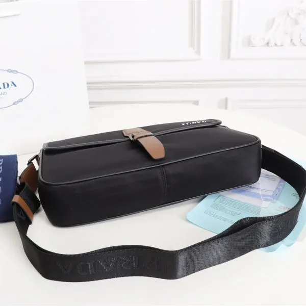 【PRADA  公式 旗艦店】プラダ  斜めがけバッグ 当日出荷 好評に付き再入荷！31*21*6CM
