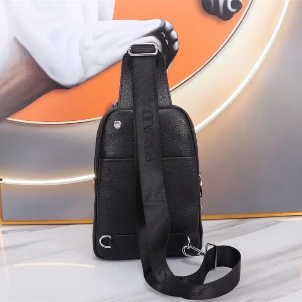 【PRADA  公式 旗艦店】プラダ  胸ポケット当日出荷 好評に付き再入荷！34*17*6CM
