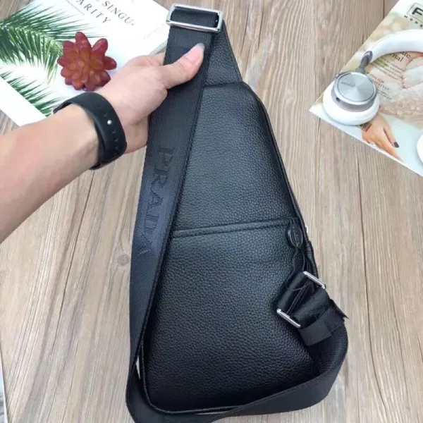 【PRADA  公式 旗艦店】プラダ  胸ポケット当日出荷 好評に付き再入荷！32*18*6CM