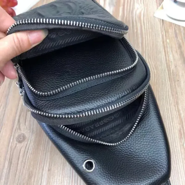 【PRADA  公式 旗艦店】プラダ  胸ポケット当日出荷 好評に付き再入荷！32*18*6CM