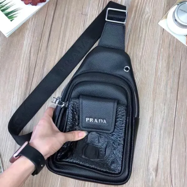 【PRADA  公式 旗艦店】プラダ  胸ポケット当日出荷 好評に付き再入荷！32*18*6CM