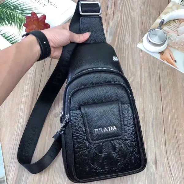 【PRADA  公式 旗艦店】プラダ  胸ポケット当日出荷 好評に付き再入荷！32*18*6CM