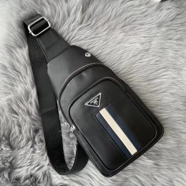 【PRADA  公式 旗艦店】プラダ  胸ポケット当日出荷 好評に付き再入荷！32*18*6CM