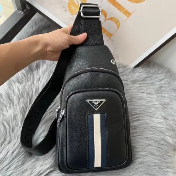 【PRADA  公式 旗艦店】プラダ  胸ポケット当日出荷 好評に付き再入荷！32*18*6CM