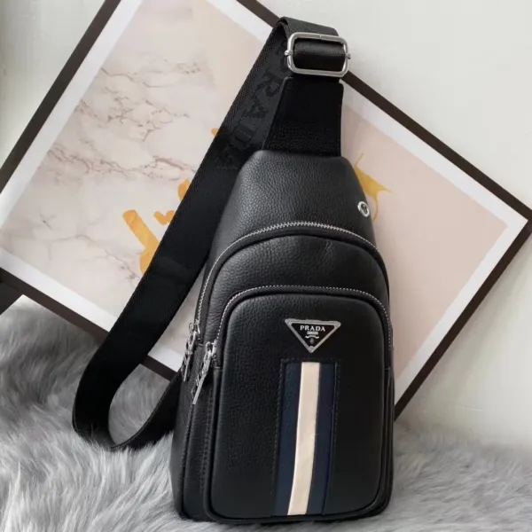 【PRADA  公式 旗艦店】プラダ  胸ポケット当日出荷 好評に付き再入荷！32*18*6CM