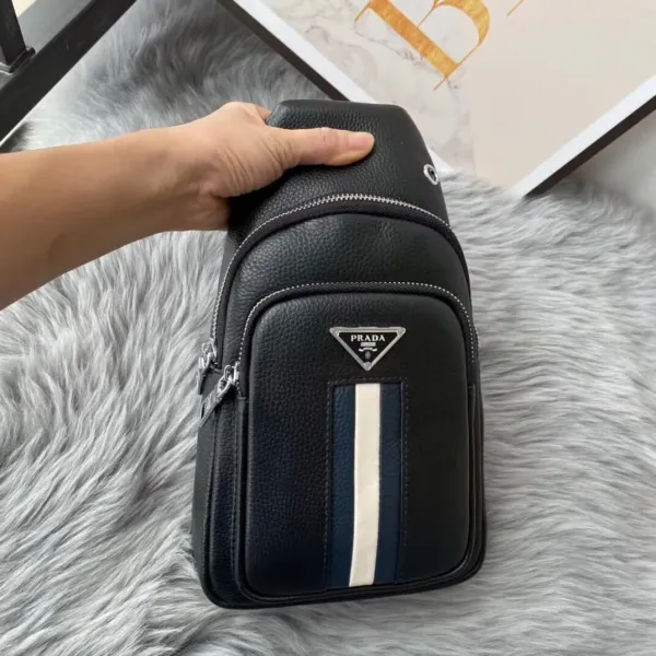 【PRADA  公式 旗艦店】プラダ  胸ポケット当日出荷 好評に付き再入荷！32*18*6CM