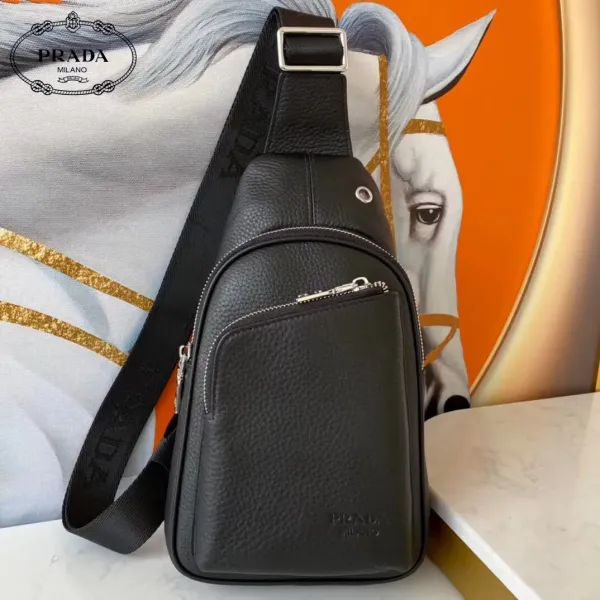 【PRADA  公式 旗艦店】プラダ  胸ポケット当日出荷 好評に付き再入荷！29*20*5CM
