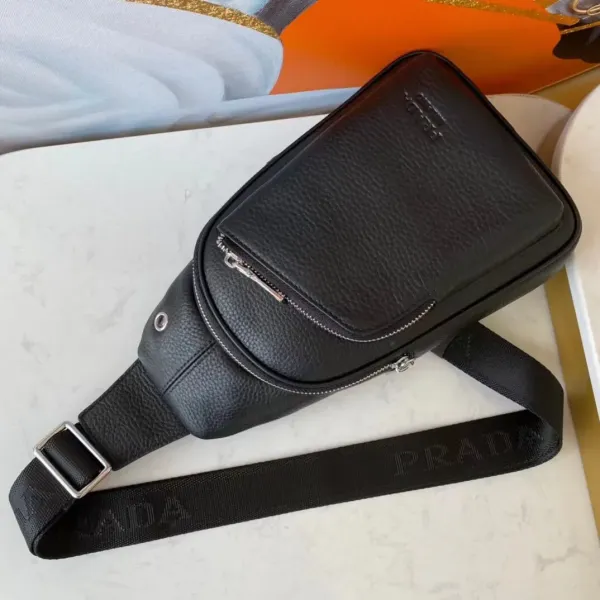 【PRADA  公式 旗艦店】プラダ  胸ポケット当日出荷 好評に付き再入荷！29*20*5CM