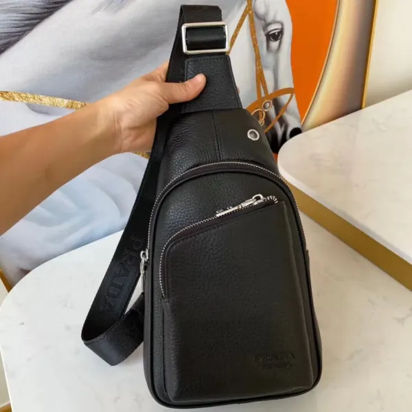 【PRADA  公式 旗艦店】プラダ  胸ポケット当日出荷 好評に付き再入荷！29*20*5CM