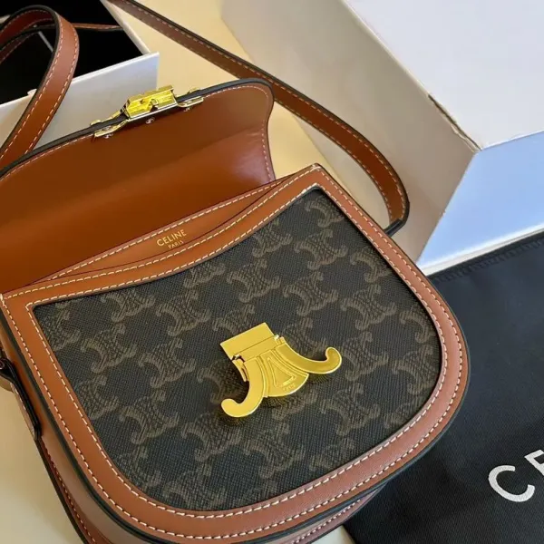 【CELINE 公式旗艦店】セリーヌ 斜めがけバッグ 当日出荷 好評に付き再入荷！18*16CM  1240723
