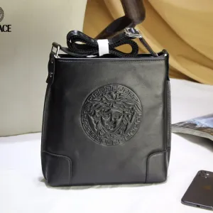 【VERSACE 公式旗艦店】ヴェルサーチ ショルダーバッグ  当日出荷 好評に付き再入荷！25*27*5.5CM