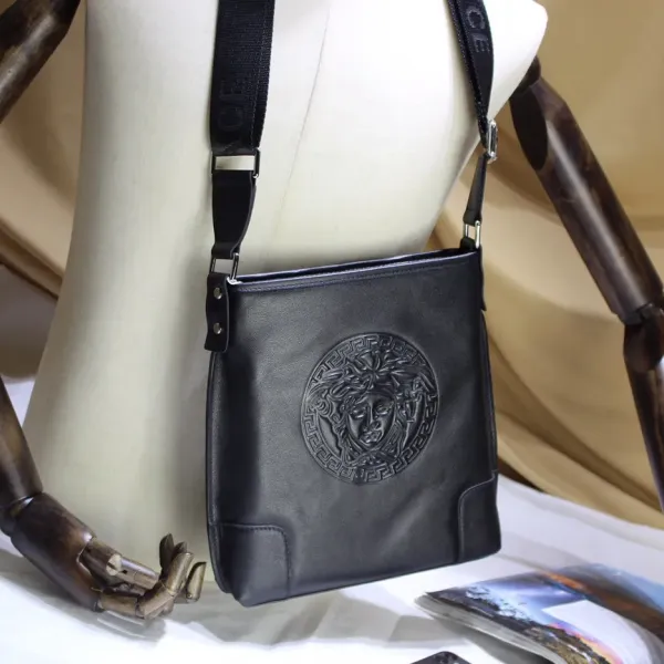 【VERSACE 公式旗艦店】ヴェルサーチ ショルダーバッグ  当日出荷 好評に付き再入荷！25*27*5.5CM