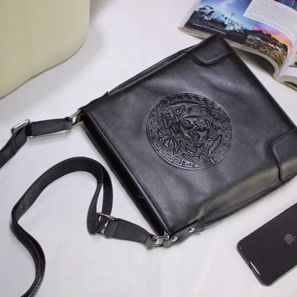 【VERSACE 公式旗艦店】ヴェルサーチ ショルダーバッグ  当日出荷 好評に付き再入荷！25*27*5.5CM
