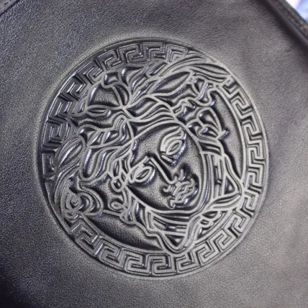 【VERSACE 公式旗艦店】ヴェルサーチ ショルダーバッグ  当日出荷 好評に付き再入荷！25*27*5.5CM