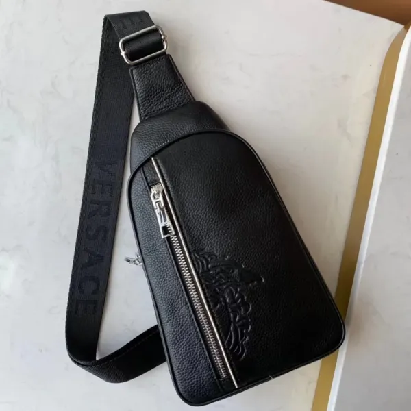 【VERSACE  公式旗艦店】ヴェルサーチ  胸ポケット 当日出荷 好評に付き再入荷！20*29*5CM