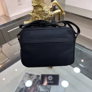 【VERSACE  公式旗艦店】ヴェルサーチ   ショルダーバッグ 当日出荷 好評に付き再入荷！25*6*18CM