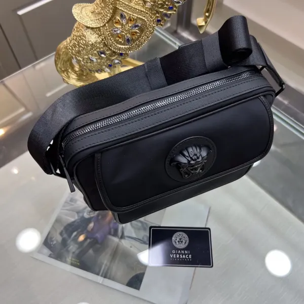 【VERSACE  公式旗艦店】ヴェルサーチ   ショルダーバッグ 当日出荷 好評に付き再入荷！25*6*18CM
