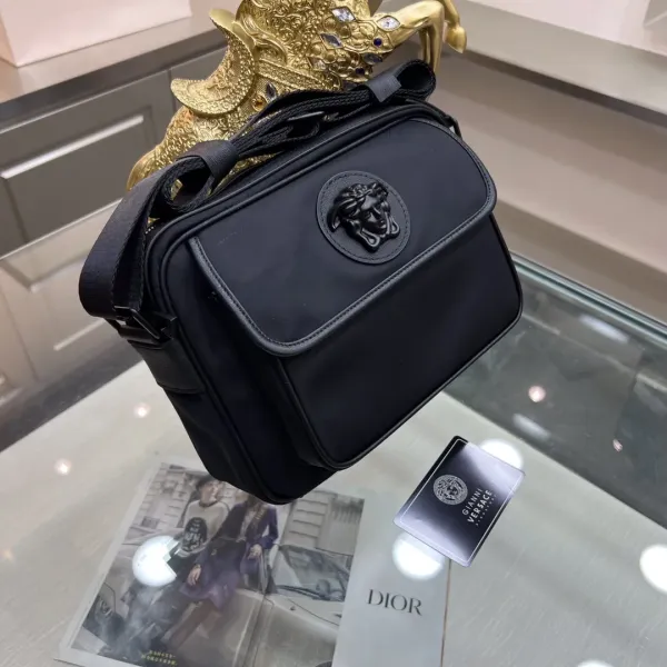 【VERSACE  公式旗艦店】ヴェルサーチ   ショルダーバッグ 当日出荷 好評に付き再入荷！25*6*18CM