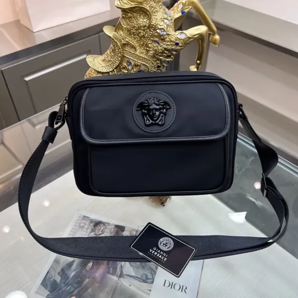 【VERSACE  公式旗艦店】ヴェルサーチ   ショルダーバッグ 当日出荷 好評に付き再入荷！25*6*18CM