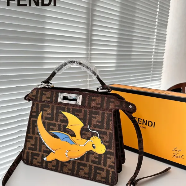 【FENDI  公式旗艦店】フェンディ 斜めがけバッグ 当日出荷 好評に付き再入荷！26.5*21.5CM