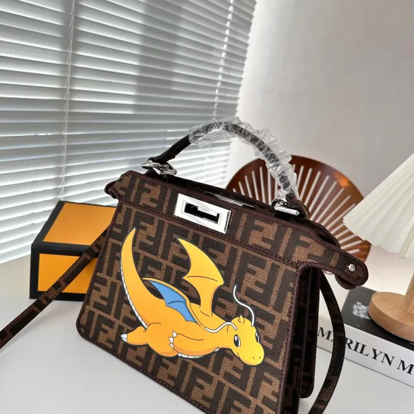 【FENDI  公式旗艦店】フェンディ 斜めがけバッグ 当日出荷 好評に付き再入荷！26.5*21.5CM